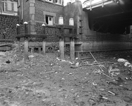 852000 Afbeelding van zwerfafval in de drooggelegde Stadsbuitengracht onder de Catharijnebrug te Utrecht.